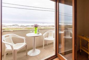 One bedroom house with sea view enclosed garden and wifi at Moledo has Balcony rooms