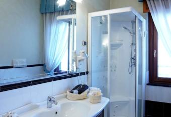 Hotel Capys has rooms with a private hot tub