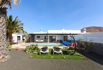 Villa Mariola has Balcony rooms