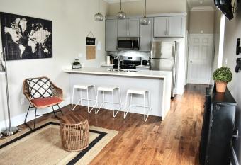 Beautiful Apartment in Central New Orleans allows 18 year olds to book a room