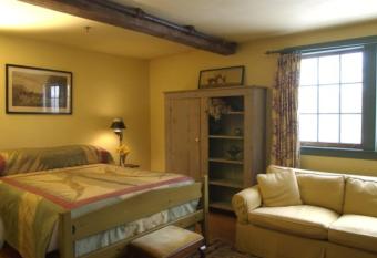 Gedney Farm has rooms with a private hot tub