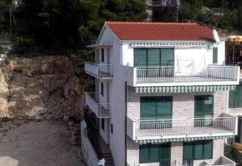 VILLA NEDE has Balcony rooms