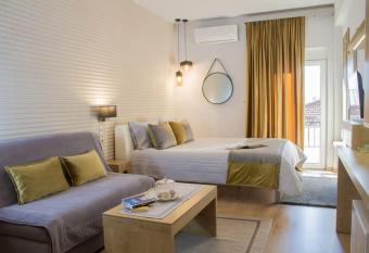 Holiday Meteora A allows 18 year olds to book a room