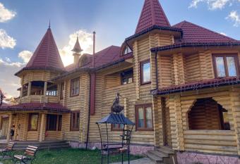                                       Fort Pirnov Park has rooms with a private hot tub