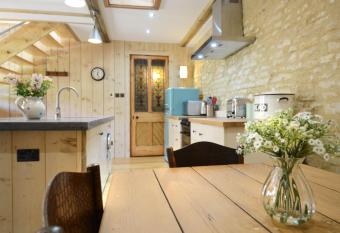 Luxury Barn House - Central Oxford/Cotswolds has Balcony rooms