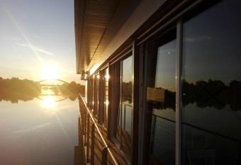 TINTERO HOUSE BOAT has Balcony rooms