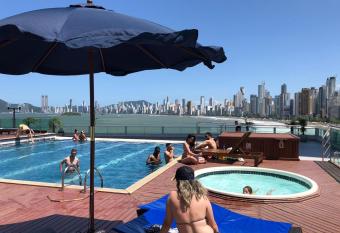 Studio p   na areia has rooms with a private hot tub