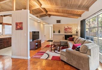 Mid-century Home 2 miles to UF, Downtown, and Shands Plus Walk to Coffee Culture, Planet Fitness and Alfred A Ring Park allows 18 year olds to book a room