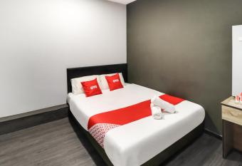 OYO 89381 Moonnight Hotel allows 18 year olds to book a room