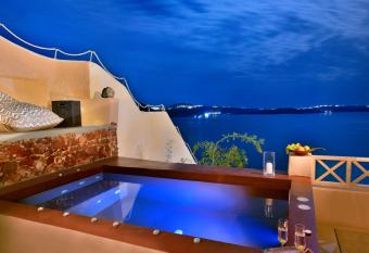 THE A COLLECTION by K&K has rooms with a private hot tub