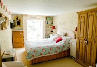 Plovers Cottage Garden View Bedroom with Private Entrance allows 18 year olds to book a room