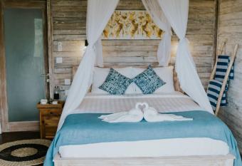 Lanussa Hill Villa has Balcony rooms