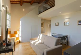 Favorita Food&Wine Resort has rooms with a private hot tub