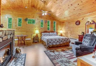 Cuddles, 1 Bedroom Studio, Walk to Downtown and Hiking Trails! allows 18 year olds to book a room