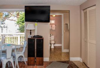 Inn at Camachee Harbor Deluxe 19 has rooms with a private hot tub