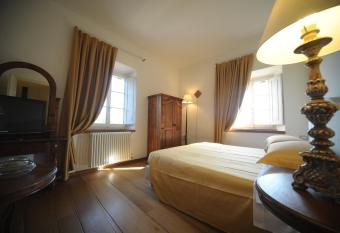 B&B Le Dimore Mezza Costa has rooms with a private hot tub