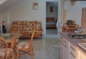 Logement spacieux deux pi  ces    Baie Mahault allows 18 year olds to book a room