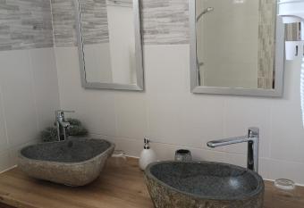 LES CHAMBRES DU HOURON has Balcony rooms