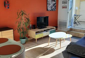 CHARMANT APPARTEMENT CENTRE VILLE LE RONSARD allows 18 year olds to book a room