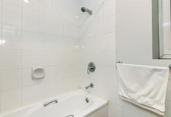 Baku Vip Apartament has rooms with a private hot tub