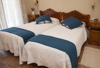 El Mirador de Bendones has rooms with a private hot tub