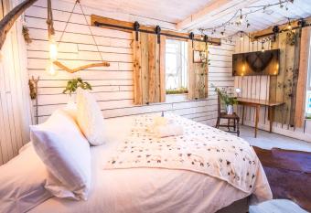 James  Place @ Pontmorlais allows 18 year olds to book a room