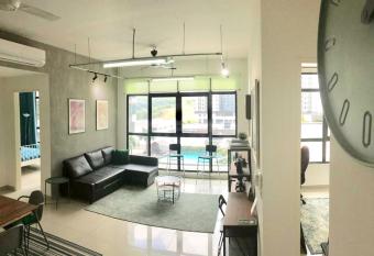 Conezion IOI Putrajaya (Rustic Suite, 3 Bedrooms, 2 Baths, WiFi, Pool & City View) by MRK has rooms with a private hot tub