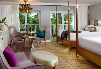 LaPlaya Beach & Golf Resort - A Noble House Resort has rooms with a private hot tub