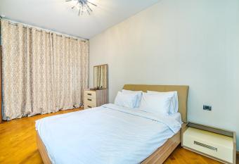 Vip Apartamen Nizami Street has rooms with a private hot tub