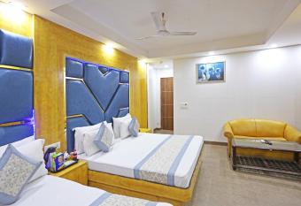 Hotel Preet Palace -5 Mints Walk From Nizamuddin Railway Station allows 18 year olds to book a room