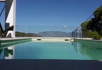 Luxurius villa with sea view allows 18 year olds to book a room