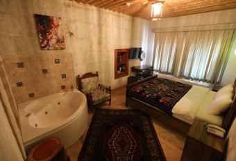 My Story Cave Hotel has rooms with a private hot tub