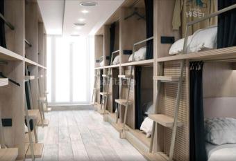 Y Hostel - Albergue Juvenil allows 18 year olds to book a room