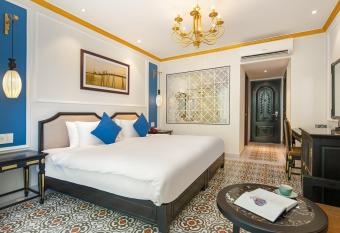 Hoi An Blue Sky Boutique Hotel & Spa has rooms with a private hot tub