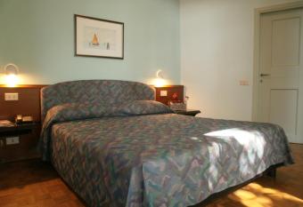 Albergo Villa & Roma has rooms with a private hot tub