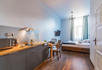 Oak Tree Old Town Apartments has Balcony rooms