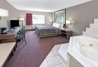 Super 8 by Wyndham Chicago O'Hare Airport has rooms with a private hot tub