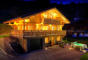 Chalet Marinaka - OVO Network has rooms with a private hot tub