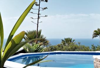 Zen Republic, private outdoor jacuzzi & pool with stunning ocean views allows 18 year olds to book a room