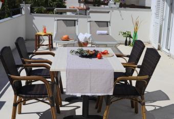 App Sanny with nice terrace has Balcony rooms