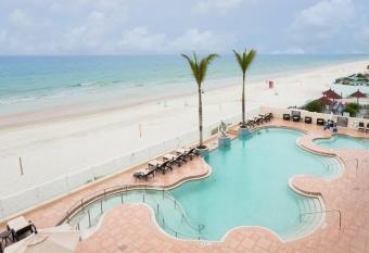 Residence Inn by Marriott Daytona Beach Oceanfront has rooms with a private hot tub