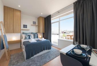 Oporto Dinis Apartment - Rooftop allows 18 year olds to book a room