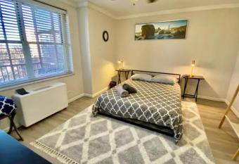 Modern 1BR Centennial Park and Attractions 5 Min Walk has Balcony rooms