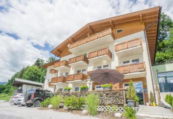 Praga Apartments & Restaurant Zell am See-Kaprun has Balcony rooms