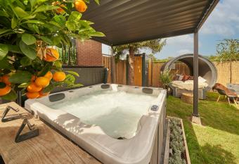 B B Huize Hooijer has rooms with a private hot tub