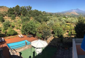 Villa Bonaccorso - antica e maestosa villa con piscina ai piedi dell Etna allows 18 year olds to book a room