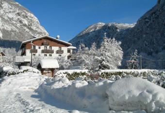Hotel Des Roses has Balcony rooms