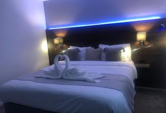 Duplex Serviced Apartment Near L& D Hosptail and M1 J11 allows 18 year olds to book a room