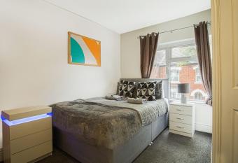 OYO Hotel Clamart allows 18 year olds to book a room