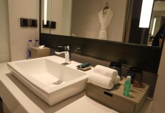 Four Points by Sheraton Jiaxing has rooms with a private hot tub